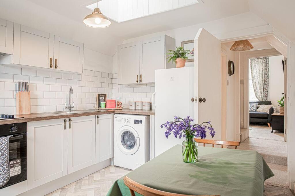 Light And Central Apartment Above Knead Bakery Tetbury Buitenkant foto