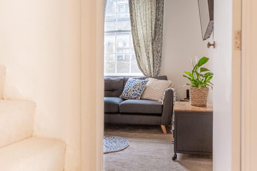 Light And Central Apartment Above Knead Bakery Tetbury Buitenkant foto