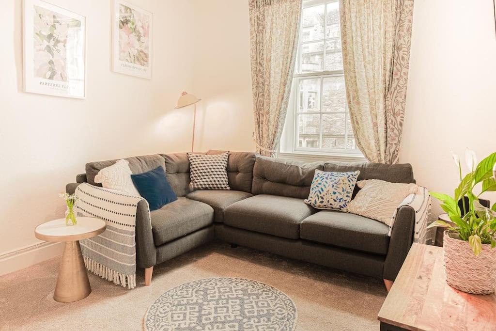 Light And Central Apartment Above Knead Bakery Tetbury Buitenkant foto
