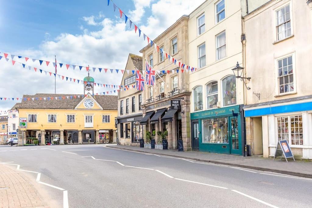 Light And Central Apartment Above Knead Bakery Tetbury Buitenkant foto