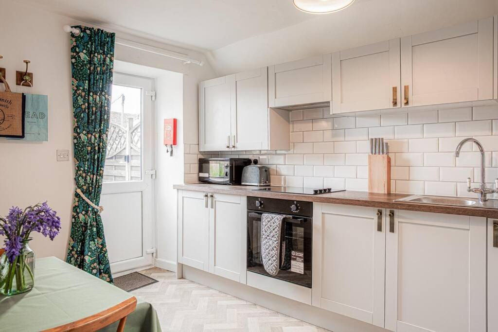 Light And Central Apartment Above Knead Bakery Tetbury Buitenkant foto