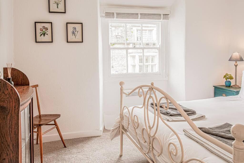 Light And Central Apartment Above Knead Bakery Tetbury Buitenkant foto