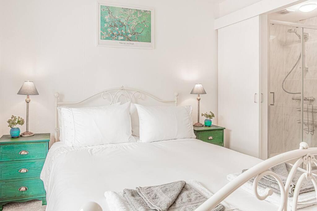 Light And Central Apartment Above Knead Bakery Tetbury Buitenkant foto