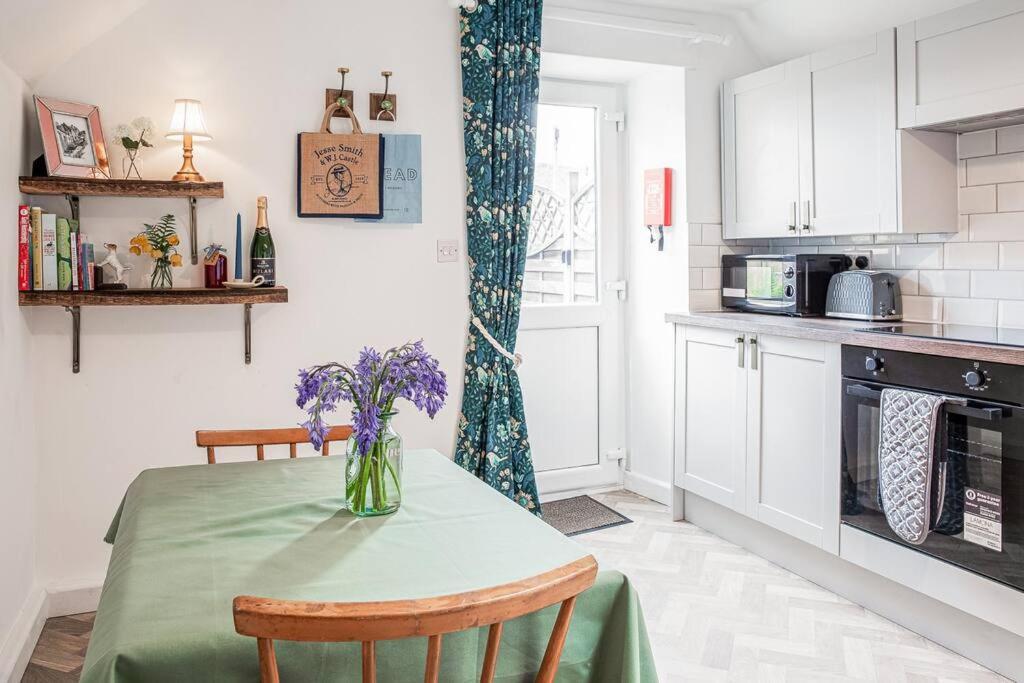 Light And Central Apartment Above Knead Bakery Tetbury Buitenkant foto