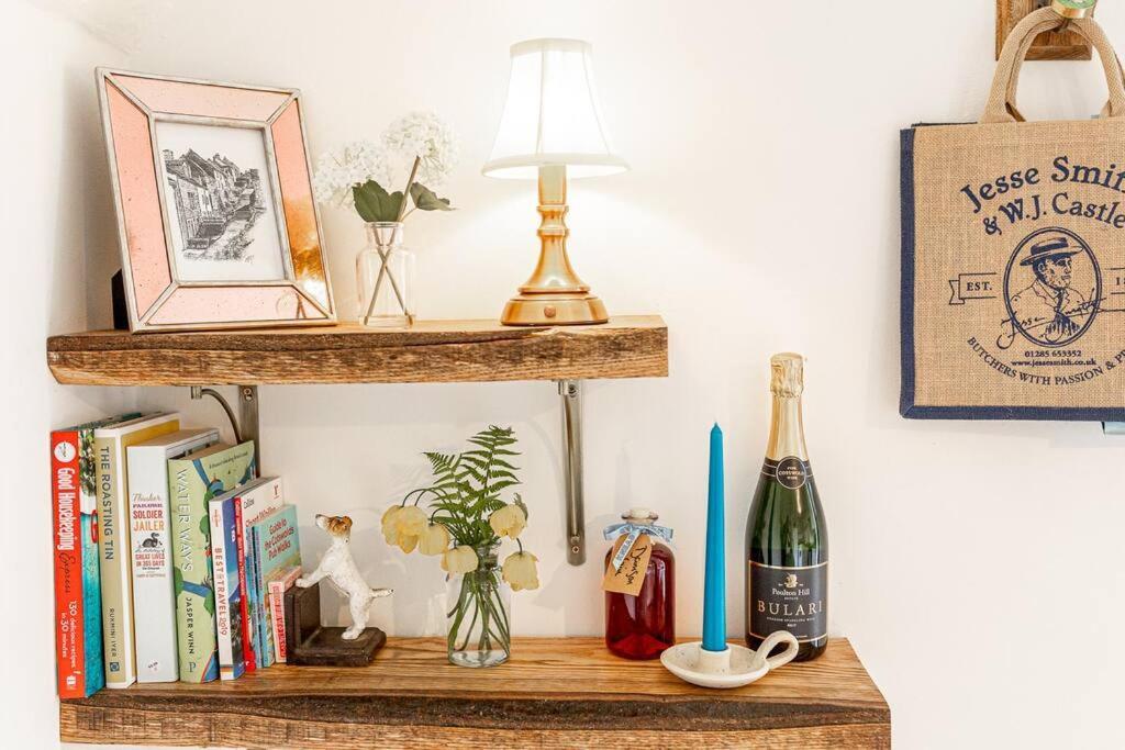 Light And Central Apartment Above Knead Bakery Tetbury Buitenkant foto